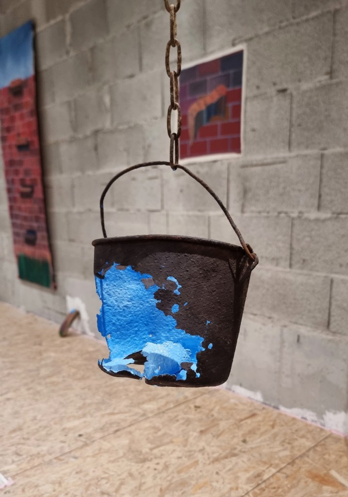 L'histoire d'une pierre artificielle
/ The Story of an Artificial Rock
Acrylics and oil on canvas
Oil paint on various found objects
2025
Mina Stokke 