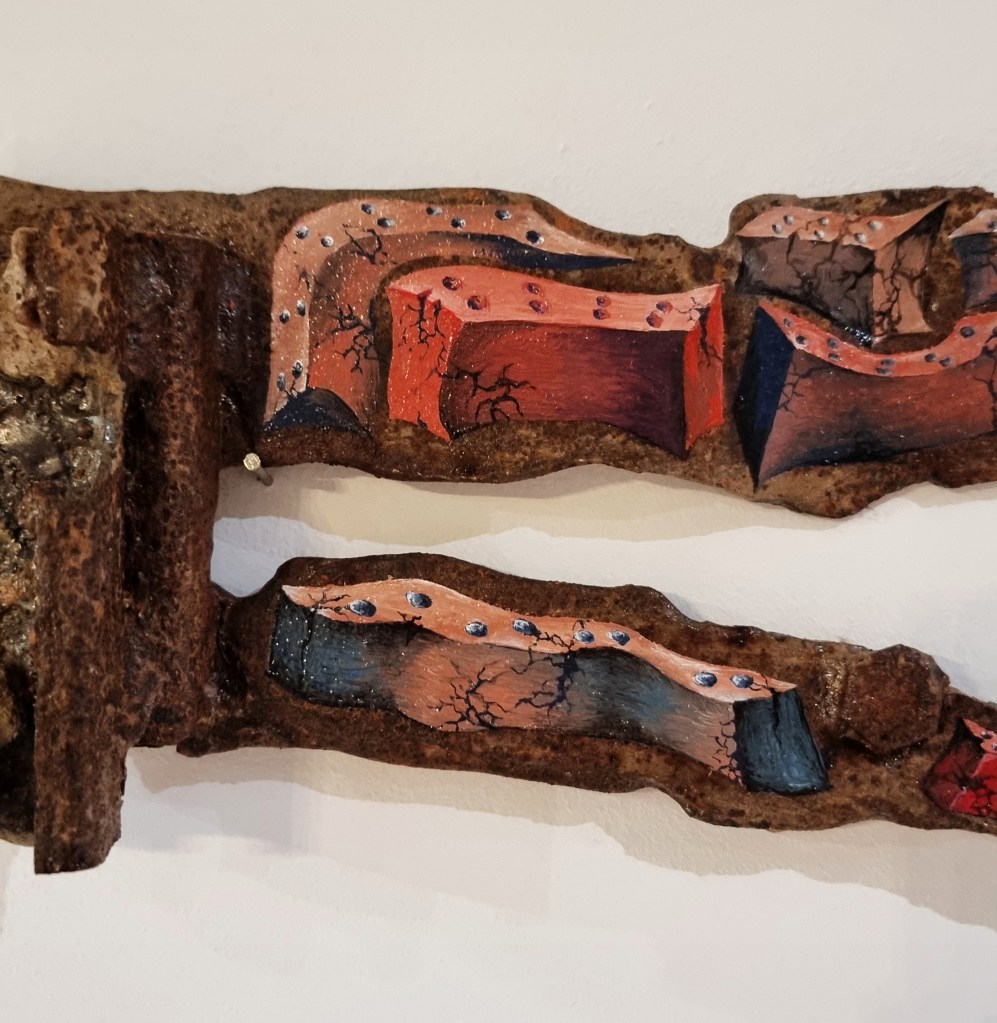 L'histoire d'une pierre artificielle
/ The Story of an Artificial Rock
Acrylics and oil on canvas
Oil paint on various found objects
2025
Mina Stokke 