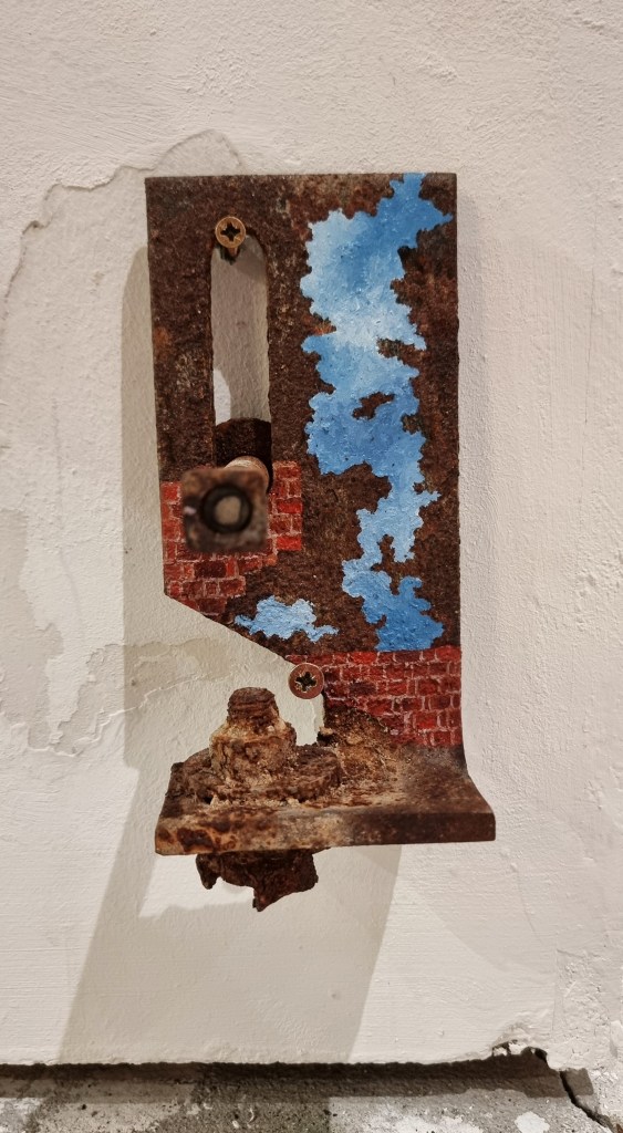 L'histoire d'une pierre artificielle
/ The Story of an Artificial Rock
Acrylics and oil on canvas
Oil paint on various found objects
2025
Mina Stokke 