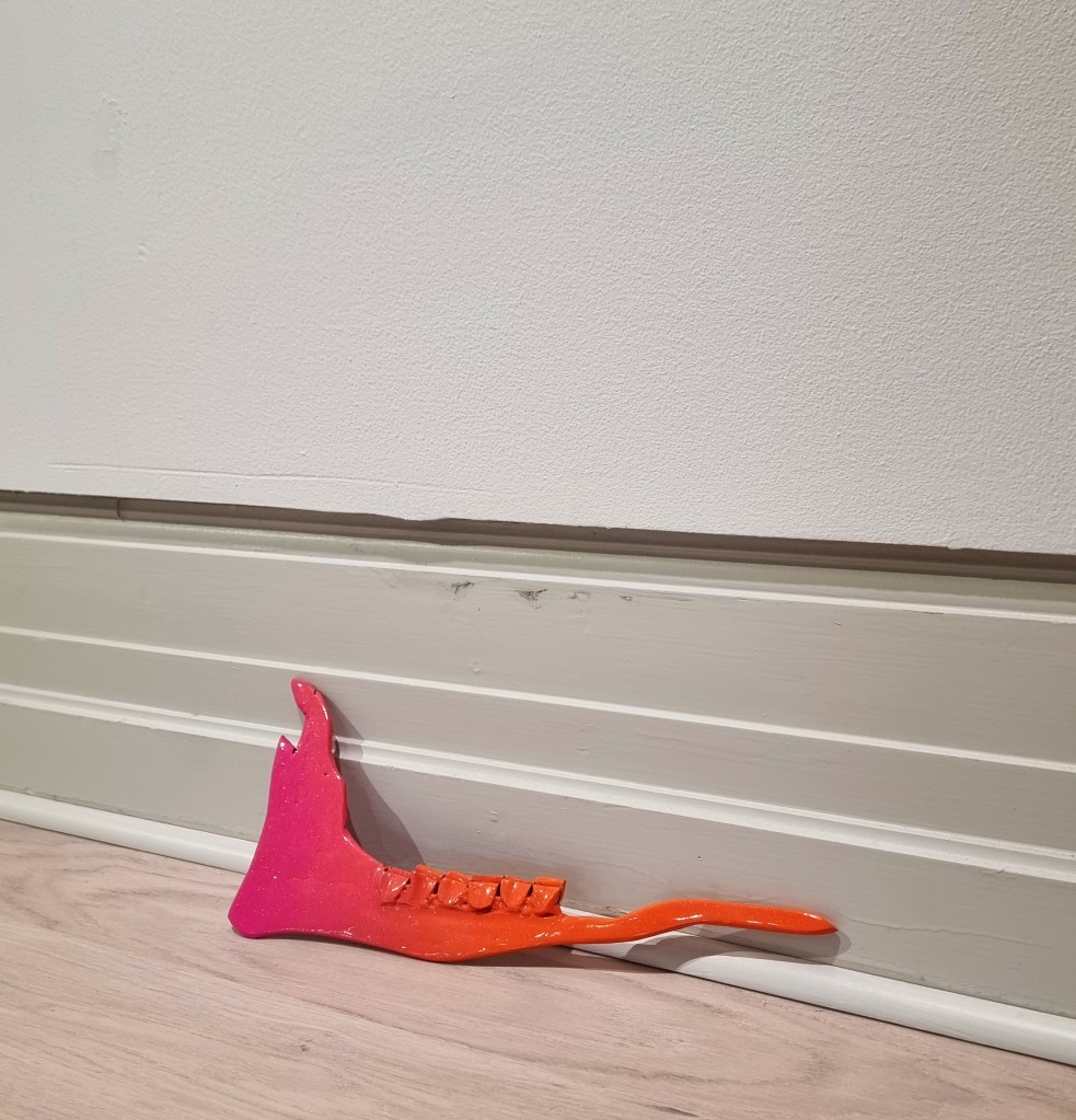 Elg i nedgang / 2024 / steel, spray paint, wood / Mina Stokke